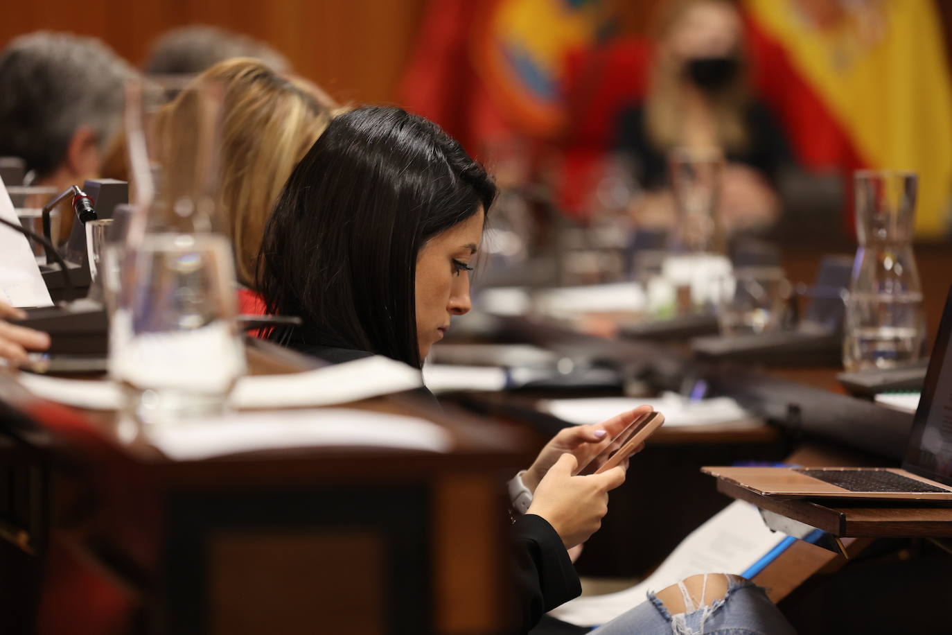 El Pleno del Ayuntamiento de Córdoba con la protesta de bomberos, en imágenes