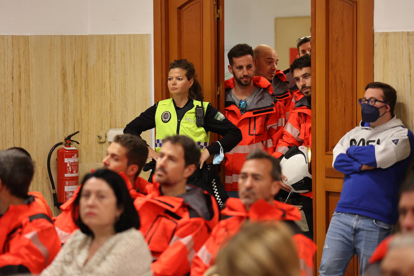 El Pleno del Ayuntamiento de Córdoba con la protesta de bomberos, en imágenes