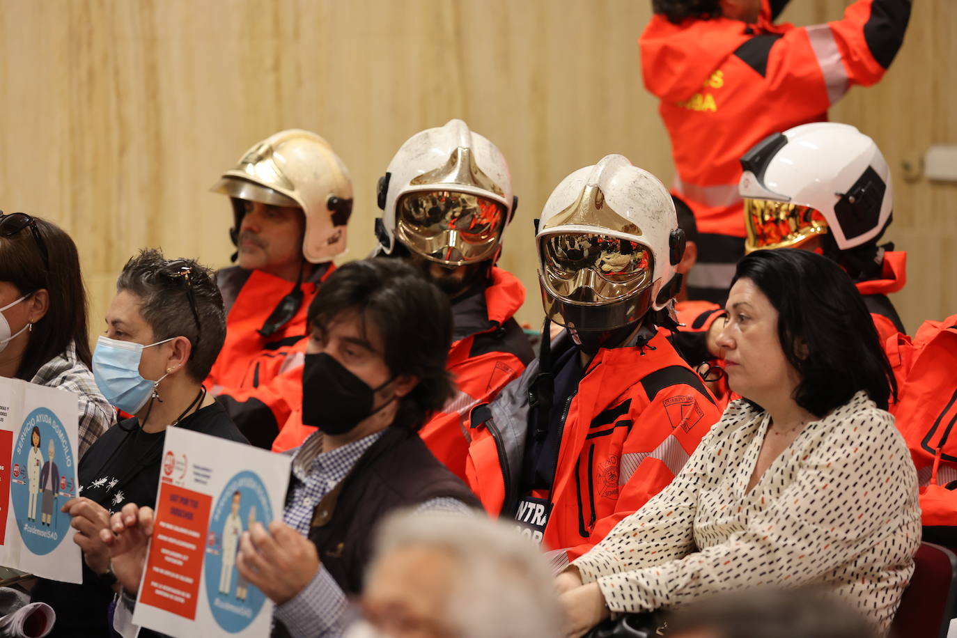 El Pleno del Ayuntamiento de Córdoba con la protesta de bomberos, en imágenes