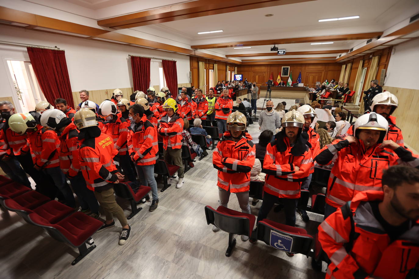 El Pleno del Ayuntamiento de Córdoba con la protesta de bomberos, en imágenes