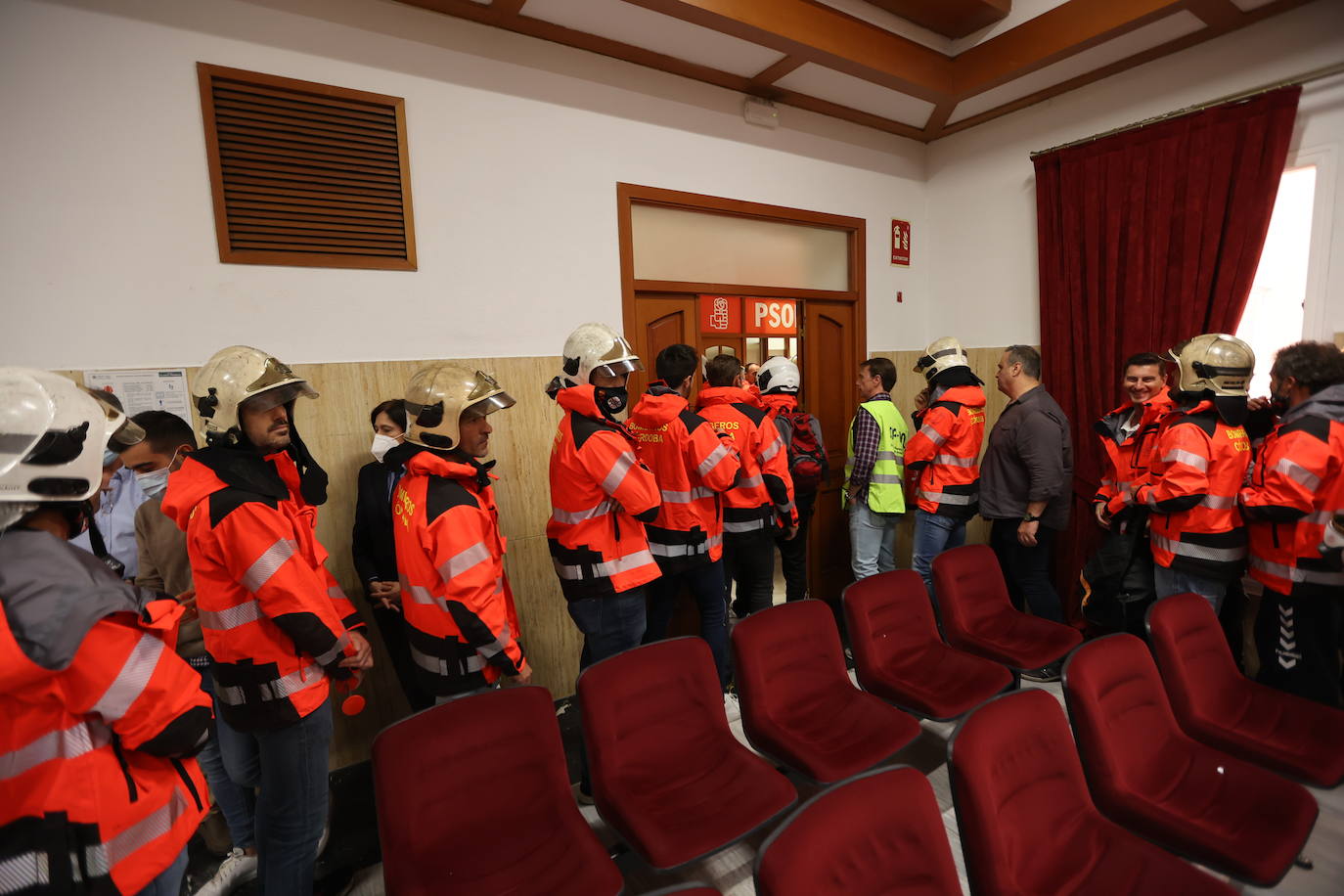 El Pleno del Ayuntamiento de Córdoba con la protesta de bomberos, en imágenes