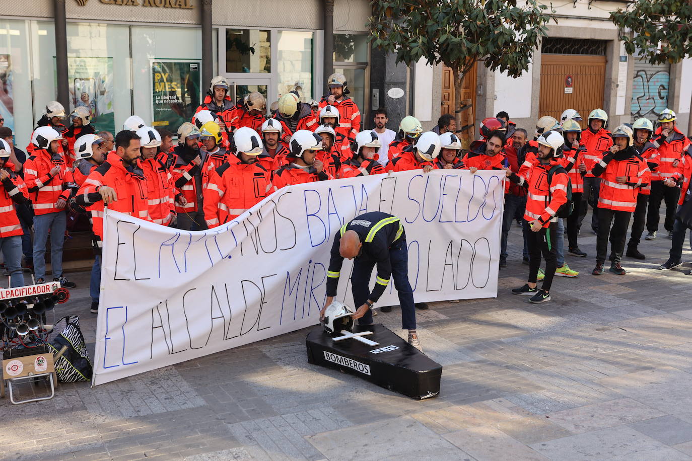 El Pleno del Ayuntamiento de Córdoba con la protesta de bomberos, en imágenes