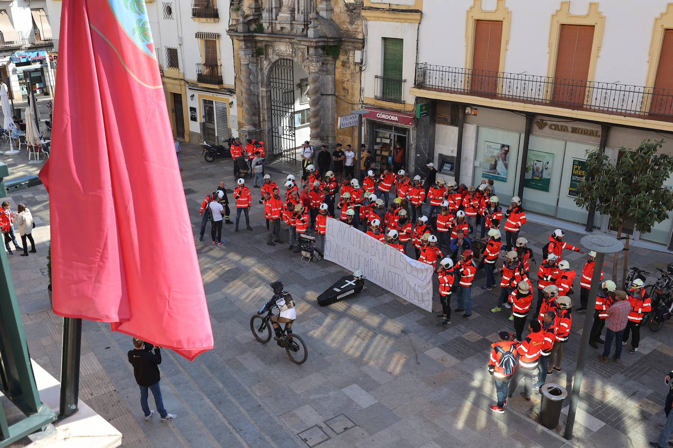 El Pleno del Ayuntamiento de Córdoba con la protesta de bomberos, en imágenes