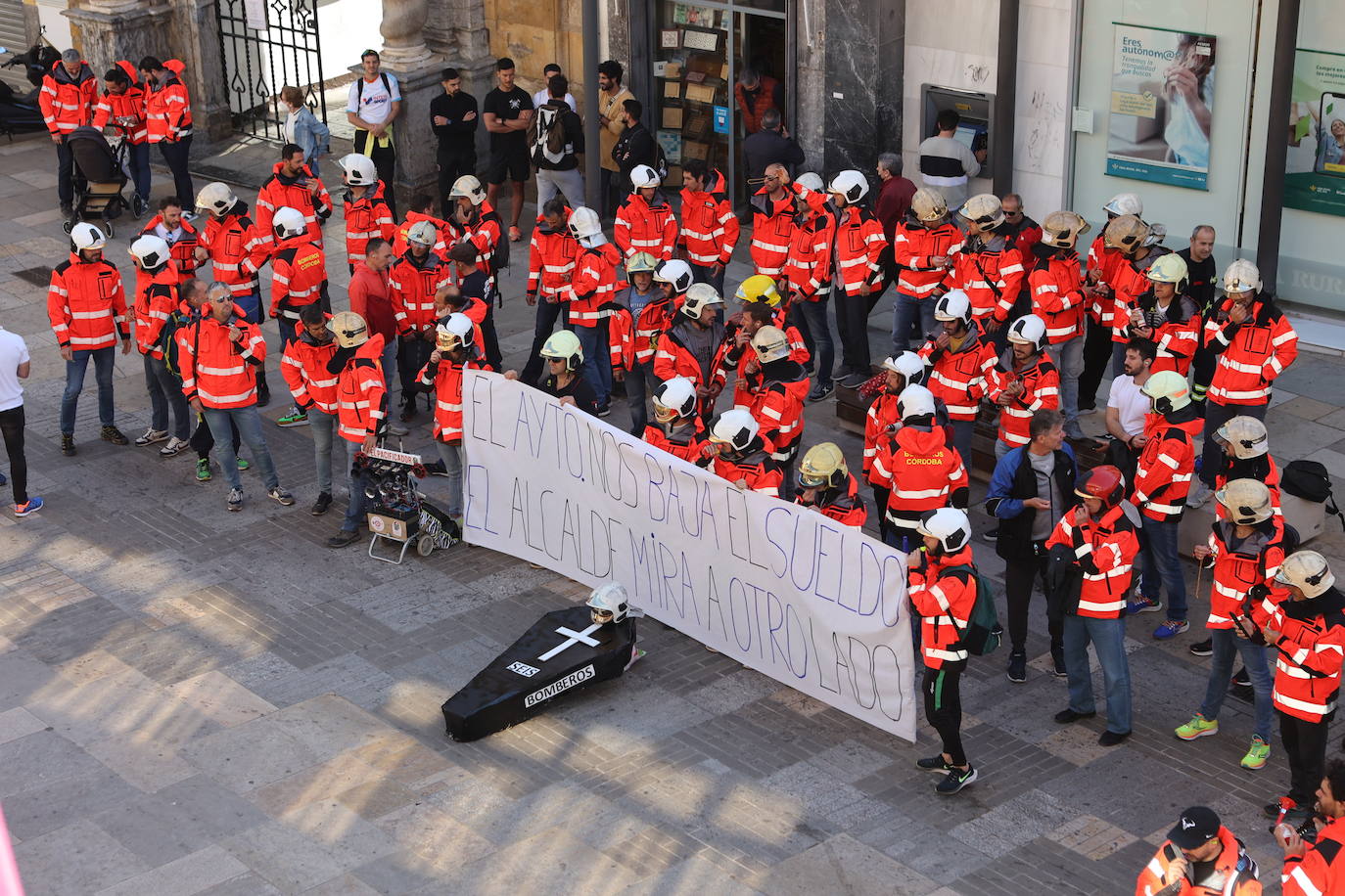 El Pleno del Ayuntamiento de Córdoba con la protesta de bomberos, en imágenes