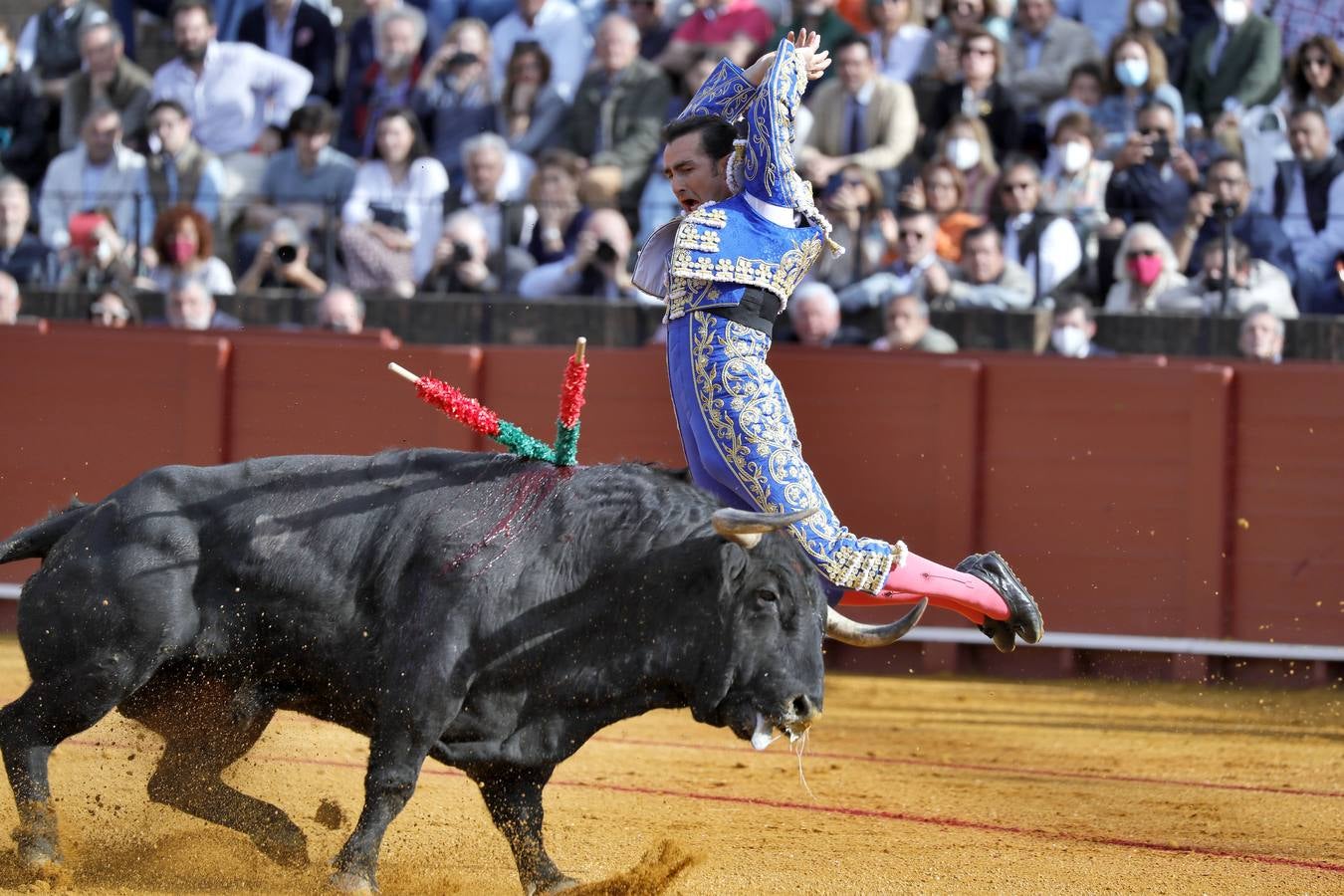 Corrida de toros de El Fandi, Perera y Luque en la plaza de toros de Sevilla en 2022. J.M. SERRANO