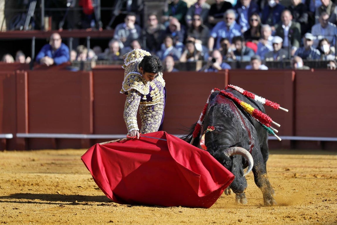 Corrida de toros de El Fandi, Perera y Luque en la plaza de toros de Sevilla en 2022. J.M. SERRANO