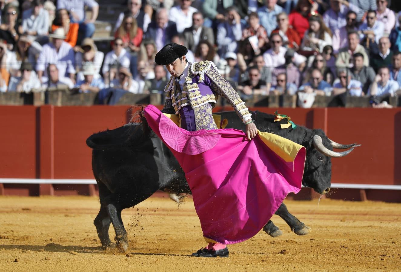 Corrida de toros de El Fandi, Perera y Luque en la plaza de toros de Sevilla en 2022. J.M. SERRANO