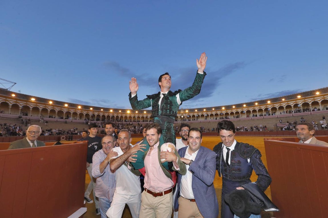 Corrida de toros de El Fandi, Perera y Luque en la plaza de toros de Sevilla en 2022. J.M. SERRANO