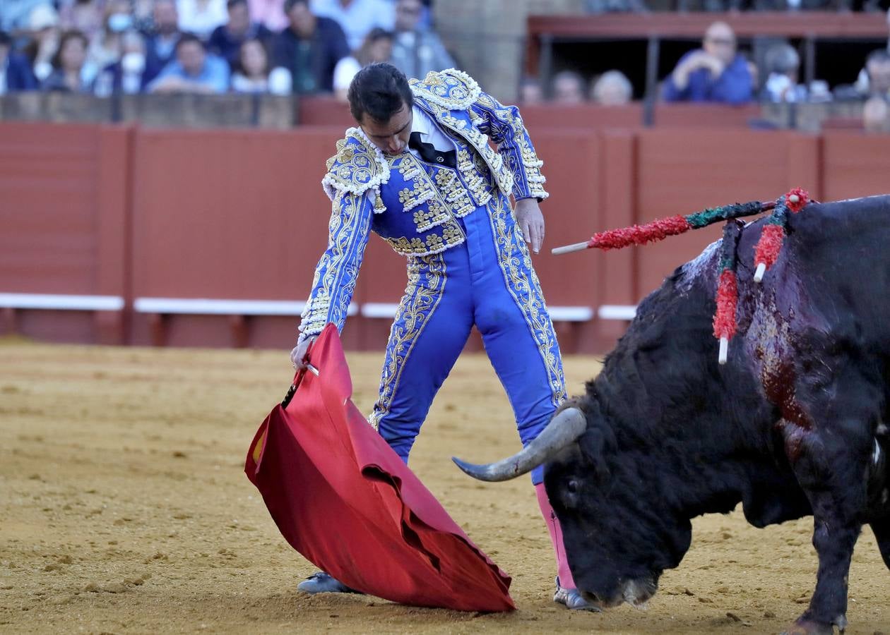 Corrida de toros de El Fandi, Perera y Luque en la plaza de toros de Sevilla en 2022. J.M. SERRANO