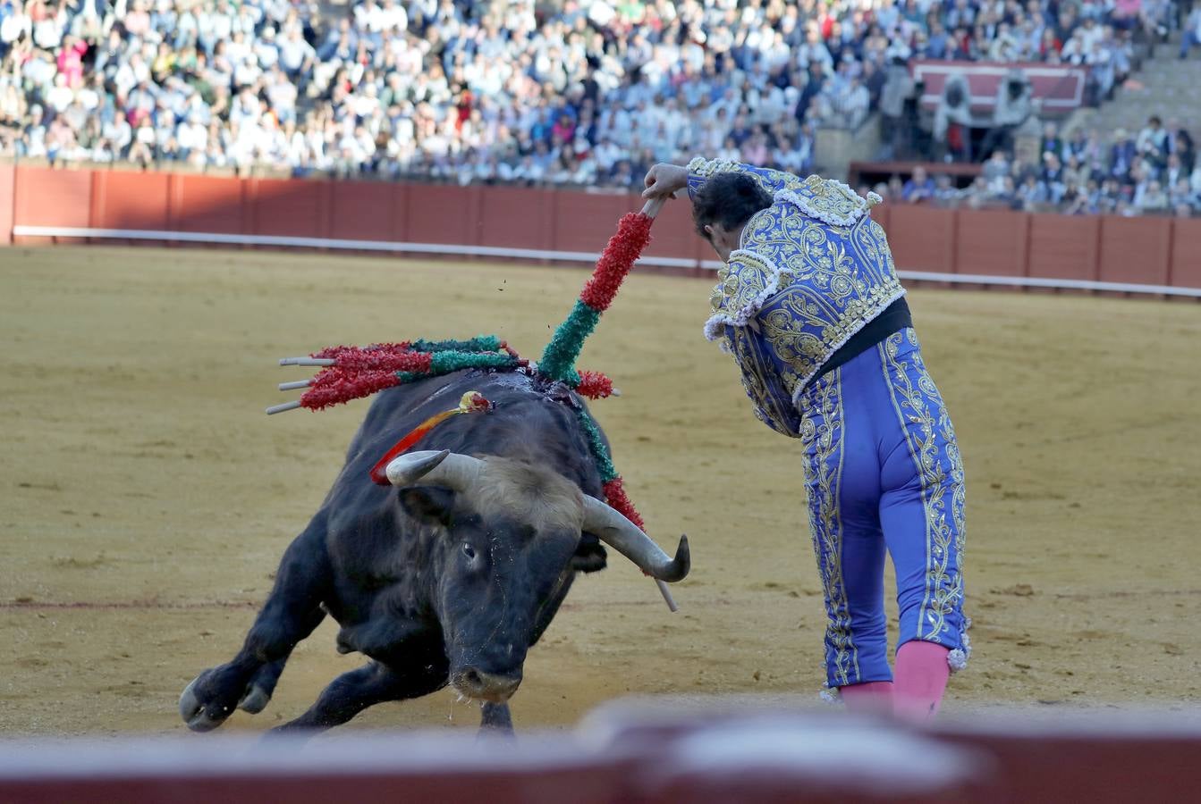 Corrida de toros de El Fandi, Perera y Luque en la plaza de toros de Sevilla en 2022. J.M. SERRANO