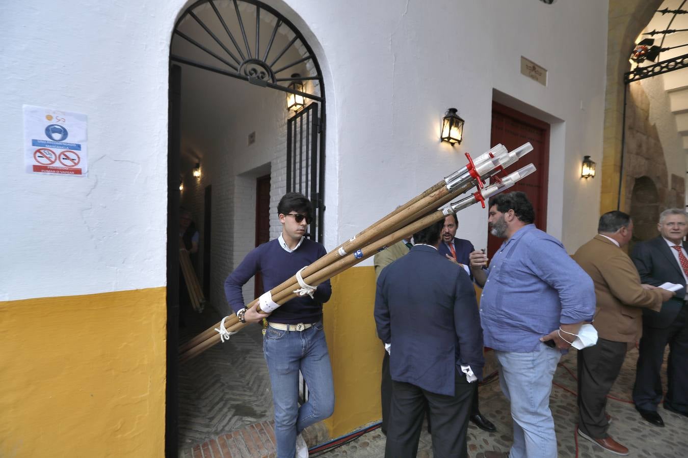 Corrida de toros de El Fandi, Perera y Luque en la plaza de toros de Sevilla en 2022. J.M. SERRANO