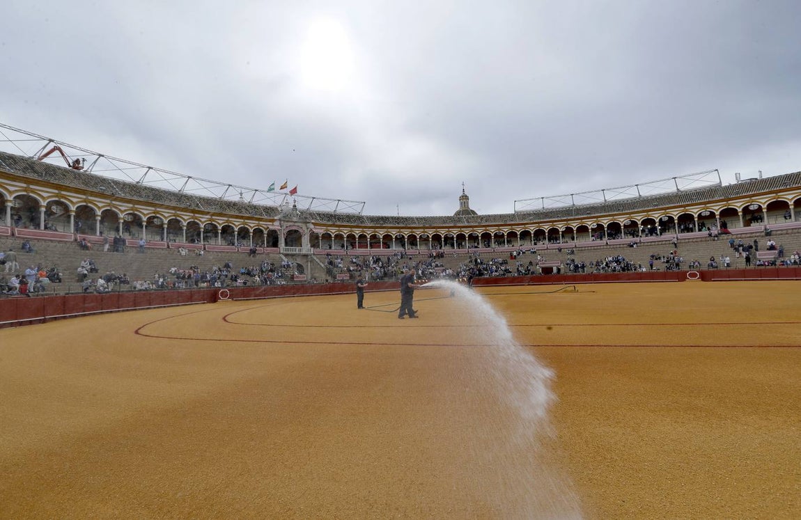 Corrida de toros de El Fandi, Perera y Luque en la plaza de toros de Sevilla en 2022. J.M. SERRANO