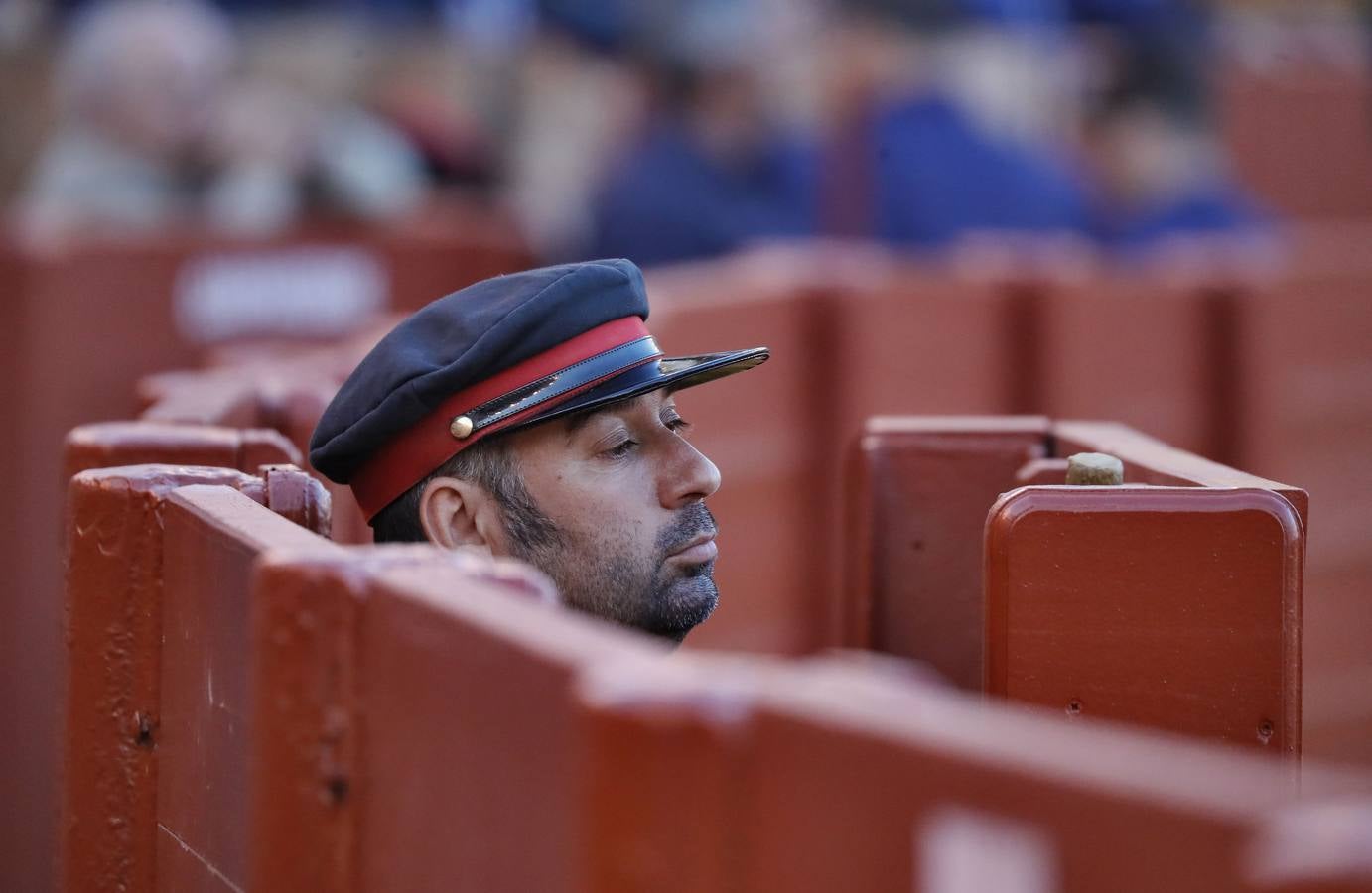 Corrida de toros de El Fandi, Perera y Luque en la plaza de toros de Sevilla en 2022. J.M. SERRANO