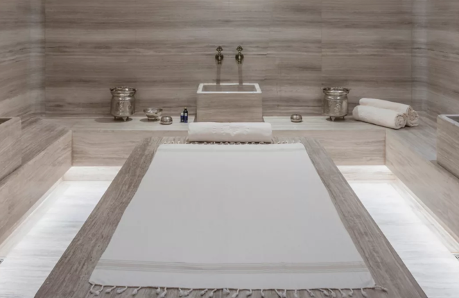 Minutos de gloria para las que necesitas desconectar. Rosewood Villa Magna lanza un pack exclusivo dedicado al autocuidado. Incluye una sesión de spa acompañada de un masaje Intuitivo de 60 minutos totalmente personalizado con aromaterapia orgánica y un masaje facial con Gua Sha. La terapeuta creará el masaje perfecto a base de sus preferencias y que se adapte a las necesidades de su cuerpo, fomente la circulación, liberación de la tensión y relajación total. 