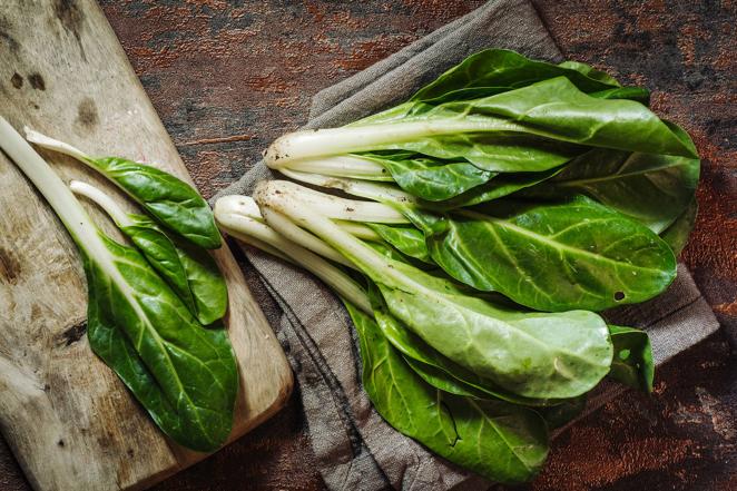 Acelga. La acelga es una verdura cultivada durante todo el año aunque la mejor época para su consumo va desde el final del otoño hasta el comienzo de la primavera, Además, es una verdura de muy bajo contenido calórico, rica en agua, fibra, vitaminas y minerales.