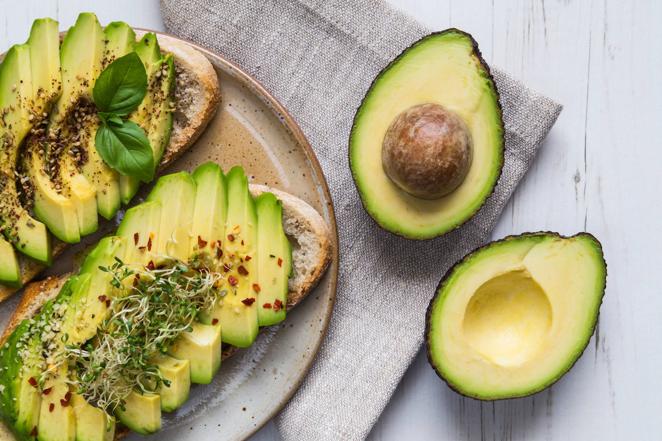 Aguacate. Es un fruto tropical que requiere temperaturas muy cálidas, por lo que se cultiva muy poco en la península: destacan sobre todo los aguacates de la costa Tropical. Los expertos de Soy de temporada dan un pequeño truco para saber su punto de madurez: quitarle el botón superior y mirar el color del fruto. Si es verde, aún estará duro. Si es marrón, está pasado. Si es amarillo, ¡está perfecto!