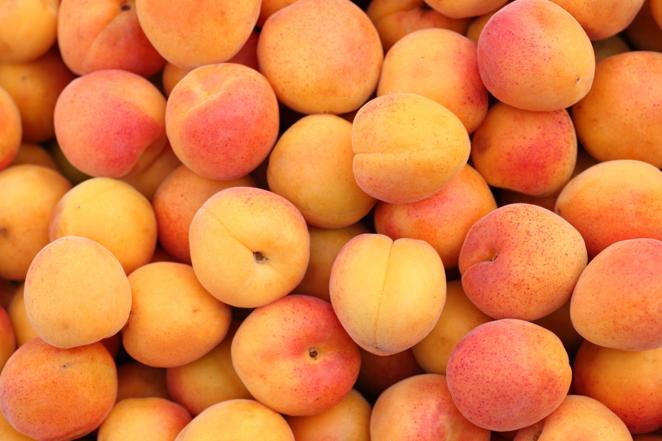 Albaricoque. El albaricoque es una fruta de temporada, es decir, solo se puede consumir fresca cuando se recolecta del árbol, entre los meses de mayo y agosto. Deja de madurar tras separarse de su rama y es importante no ingerirlo verde, porque entonces es muy indigesto y también dura. Es una fruta rica en β-carotenos. El β-caroteno se transforma en vitamina A en nuestro organismo, conforme este lo necesita.