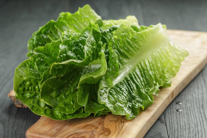 Lechuga. Este vegetal puede disfrutarse todo el año, y se cultiva en todos los climas, por lo que es un producto natural recién cultivado. Los cuatro tipos de lechuga verde son muy beneficiosos para la salud al ser unas verduras que aportan importantes dosis de vitaminas, antioxidantes y nutrientes. A la hora de escoger este producto hay que fijarse en que las hojas, cuanto más oscuras, más nutritivas son. Tiene bajo índice de calorías y un efecto saciante que sirve como dieta adelgazante.