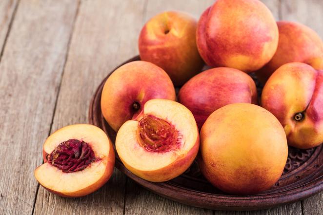Nectarina. La nectarina es una variante de melocotón sin vello ni pelusa, y no una hibridación entre melocotón y ciruela como mucha gente piensa. Se cultiva desde hace siglos, pero no es hasta recientemente cuando su interés ha favorecido incrementos de producción local. Se puede consumir además de cruda, en multitud de postres, como bizcochos, mermeladas, macedonias de frutas, o tartas. España es un gran exportador de nectarinas a nuestros vecinos europeos.