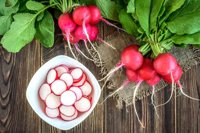Rábano. Se trata de un tentempié perfecto, ya que pueden consumirse crudos y son muy fáciles de transportar. Los que encontramos más habitualmente en el mercado son los de color rojo por fuera y blanco intenso en su interior, con un sabor ligeramente picante, una textura crujiente y solemos llamarlos rabanitos. Resultan sabrosos y aportan un plus de textura a cualquier plato, si bien lo más habitual es tomarlos en las ensaladas. Como tienen muy pocas calorías, son perfectos para tomar entre horas.