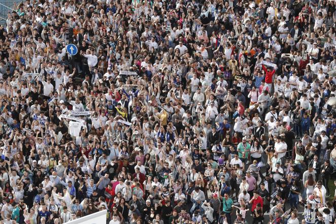 Aficionados del Real Madrid en la plaza de Cibeles de Madrid, esperan la llegada de los jugadores