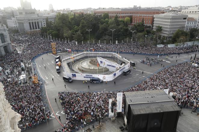 Panorámica de la plaza de Cibeles, con el anillo de seguridad, desde uno de los balcones del Ayuntamiento de Madrid