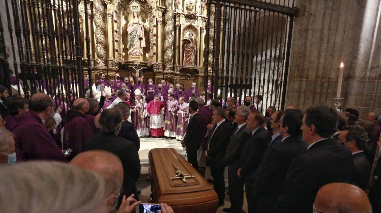 El cardenal Amigo Vallejo ya descansa en la Catedral de Sevilla