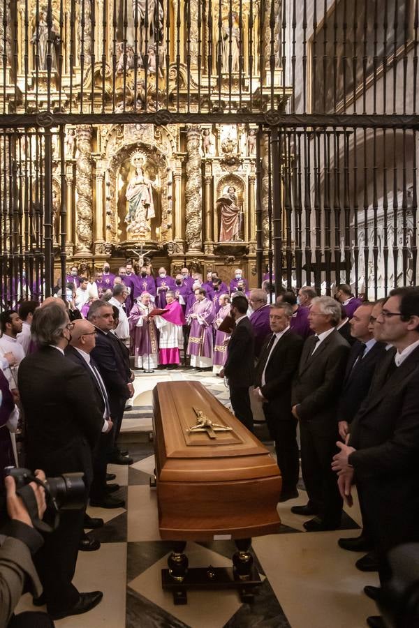 Entierro del cardenal Amigo Vallejo en la capilla de San Pablo de la Catedral de Sevilla. VANESSA GÓMEZ