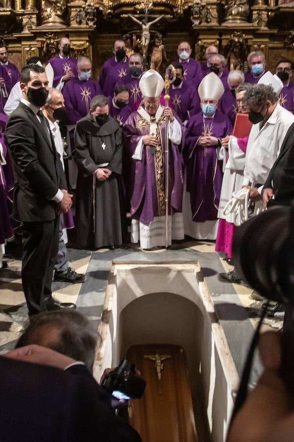 El cardenal Amigo Vallejo ya descansa en la Catedral de Sevilla