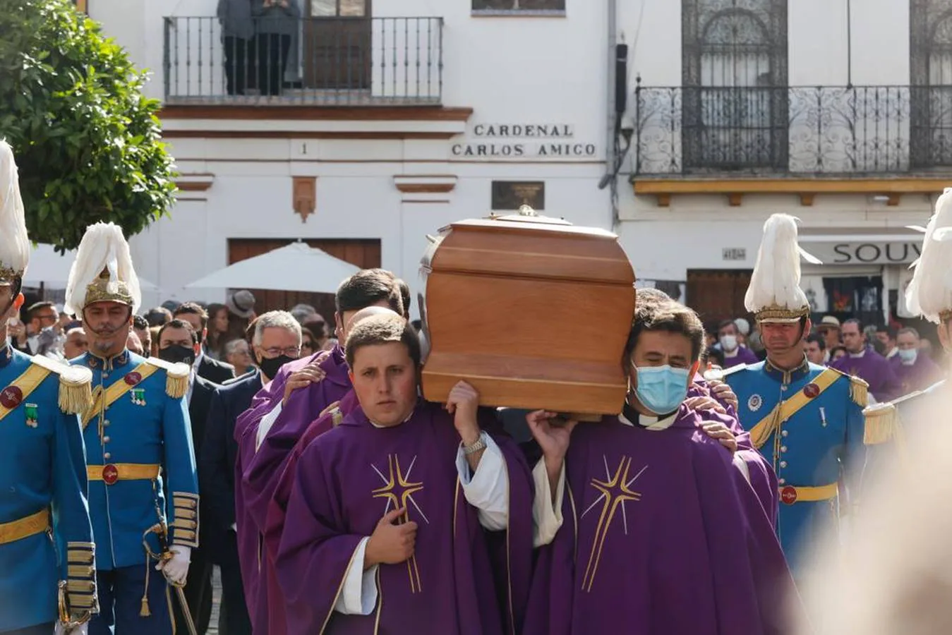Sevilla entierra a su cardenal tras un funeral digno de un príncipe de la  Iglesia