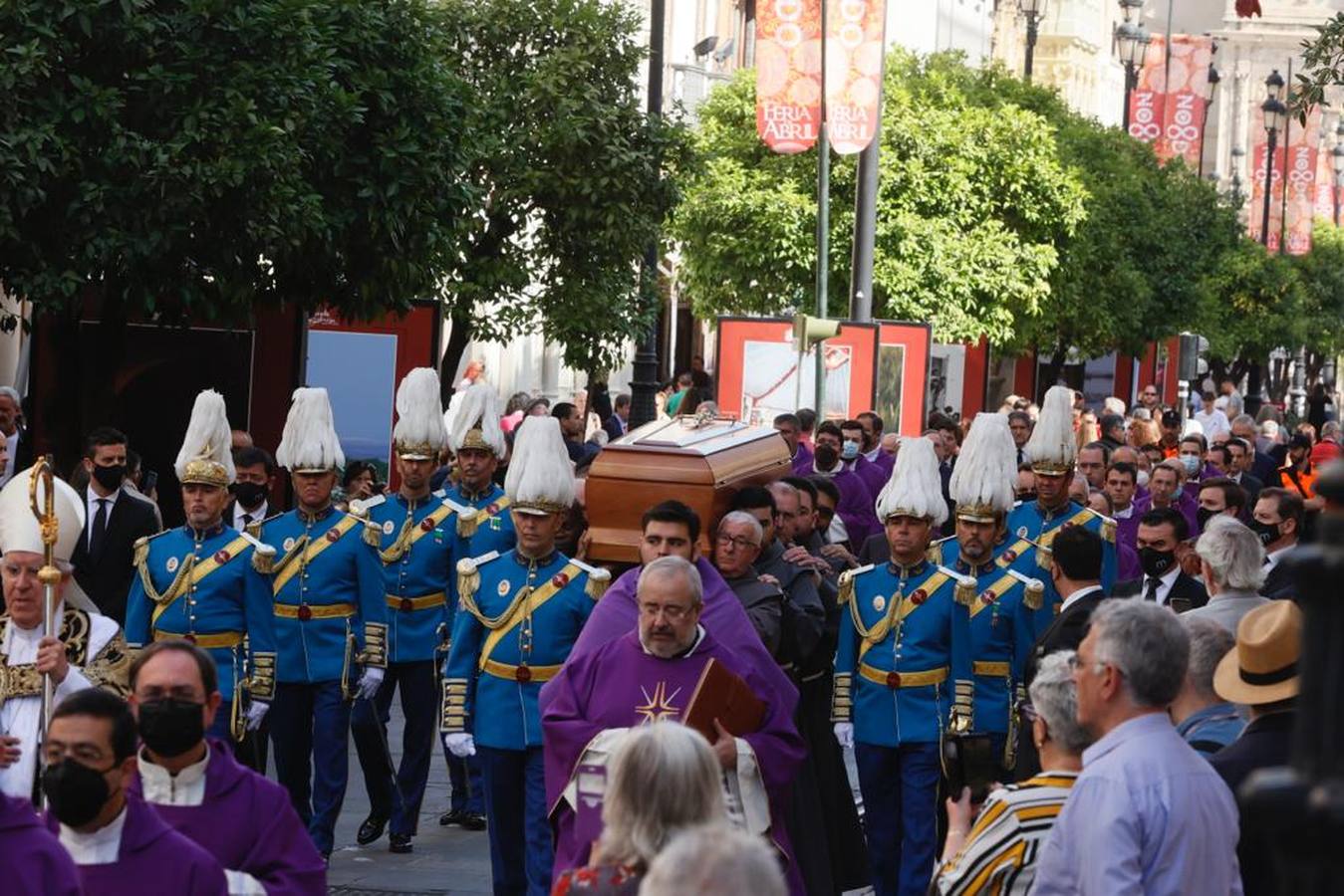 Cortejo fúnebre con los restos del cardenal Amigo Vallejo. MANUEL GÓMEZ