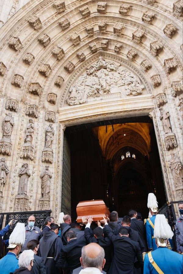 Cortejo fúnebre con los restos del cardenal Amigo Vallejo. MANUEL GÓMEZ