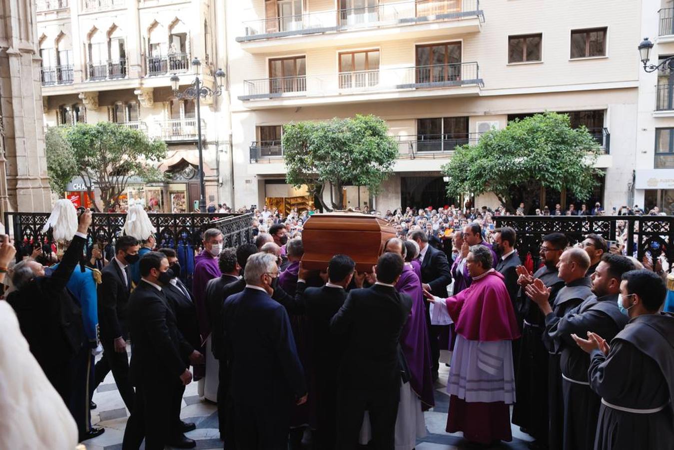 Cortejo fúnebre con los restos del cardenal Amigo Vallejo. MANUEL GÓMEZ