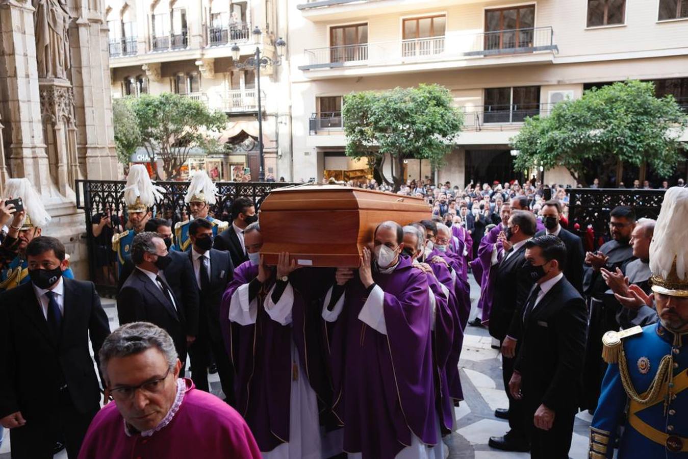 Cortejo fúnebre con los restos del cardenal Amigo Vallejo. MANUEL GÓMEZ