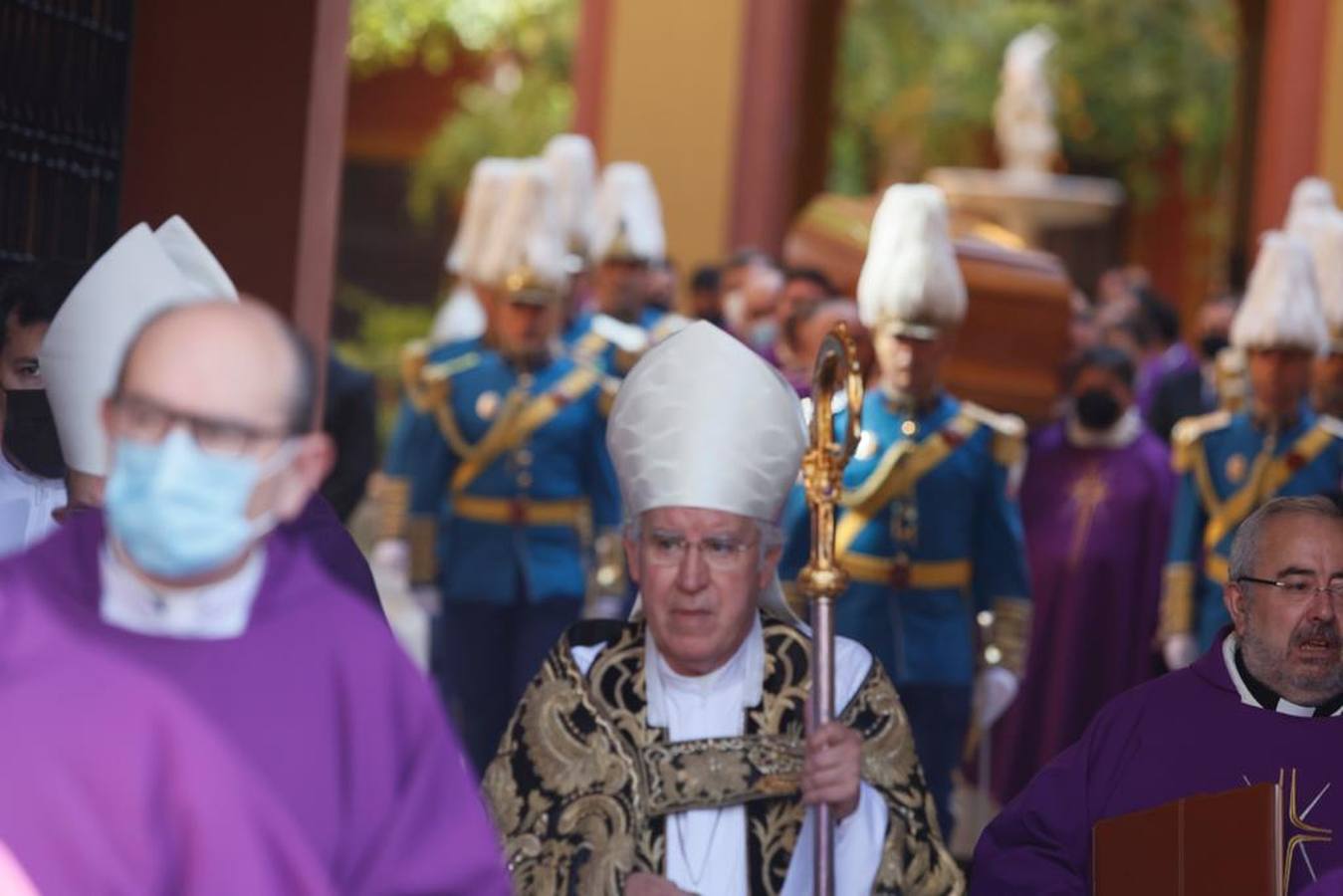 Cortejo fúnebre con los restos del cardenal Amigo Vallejo. MANUEL GÓMEZ