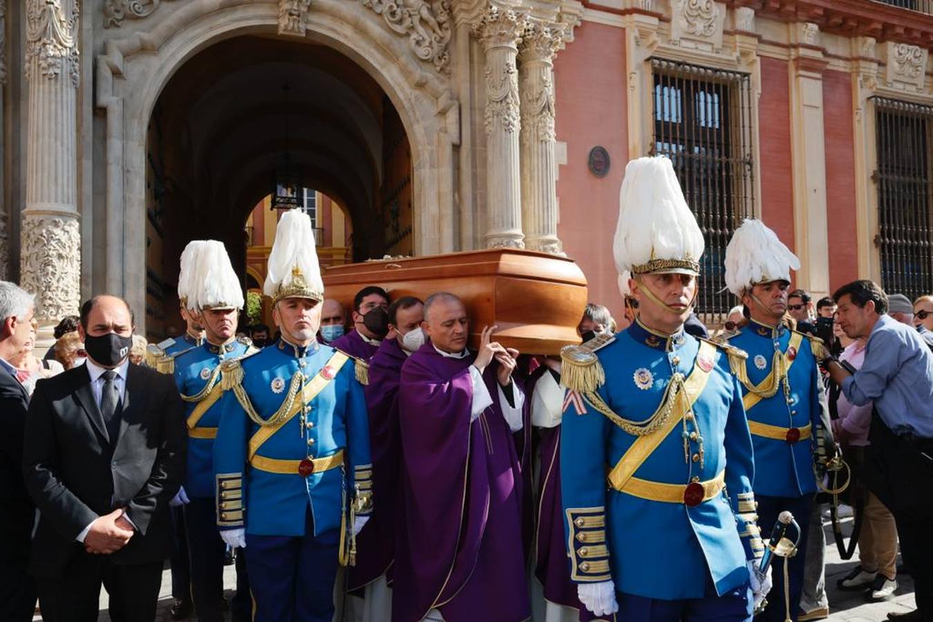 Cortejo fúnebre con los restos del cardenal Amigo Vallejo. MANUEL GÓMEZ