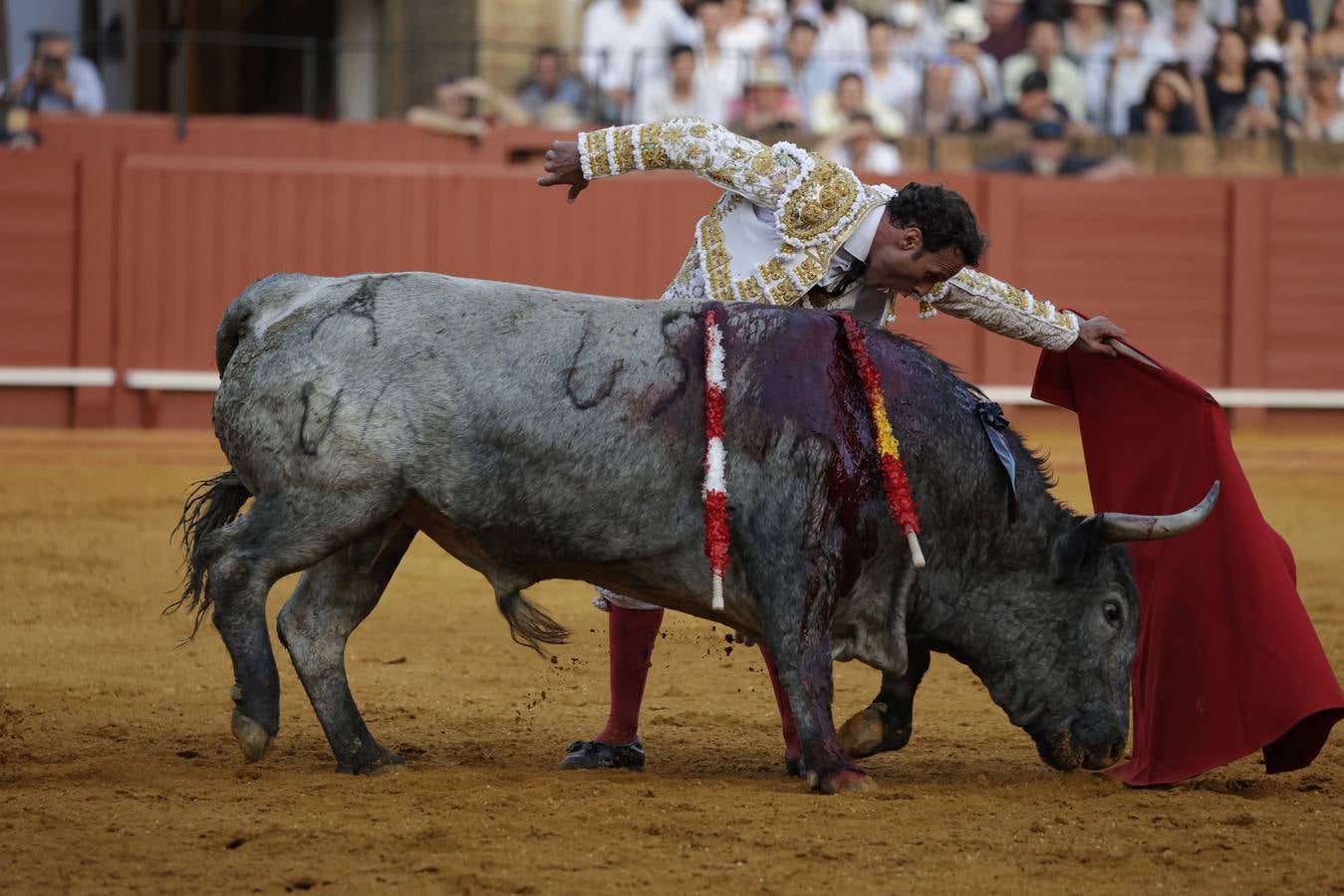 Mano a mano entre Ferrera y Perera en la plaza de toros de Sevilla en 2022. JUAN FLORES