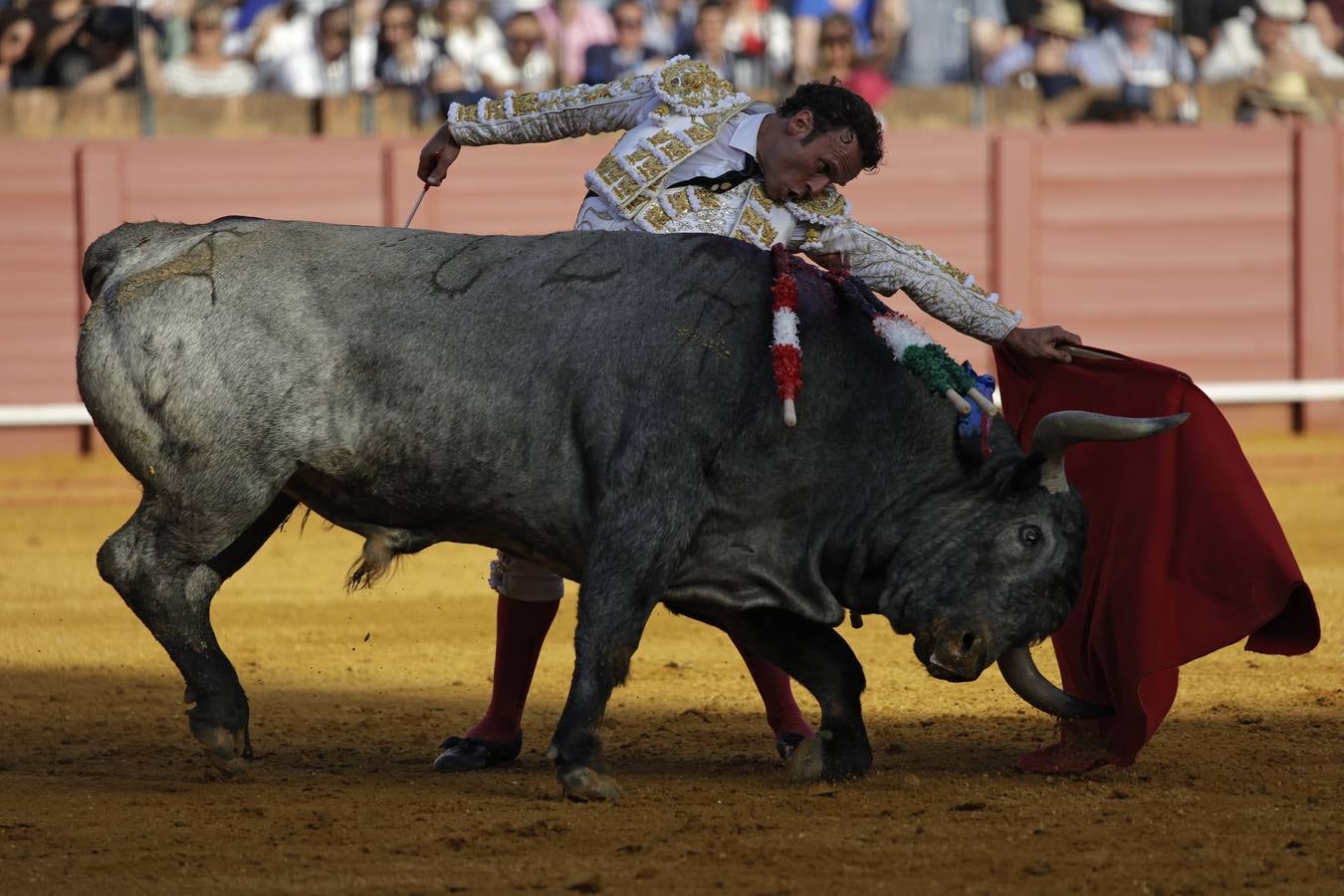 Mano a mano entre Ferrera y Perera en la plaza de toros de Sevilla en 2022. JUAN FLORES