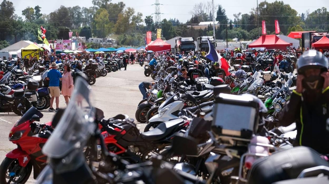 Fotos: salida de los moteros del circuito de Jerez tras la carrera de MotoGP