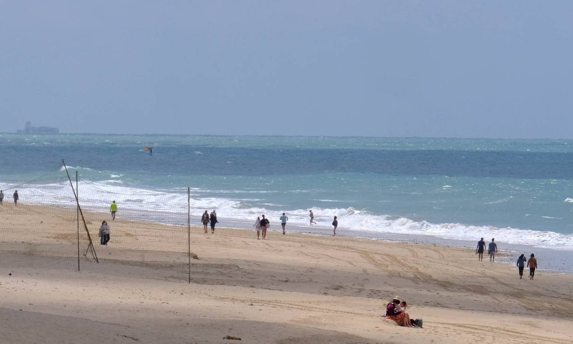 Fotos: Gran ambiente en las calles pero las playas se quedan a medio gas en el festivo del 2 de mayo en Cádiz