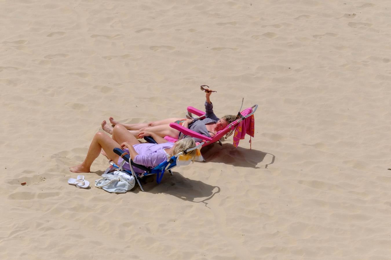 Fotos: Gran ambiente en las calles pero las playas se quedan a medio gas en el festivo del 2 de mayo en Cádiz