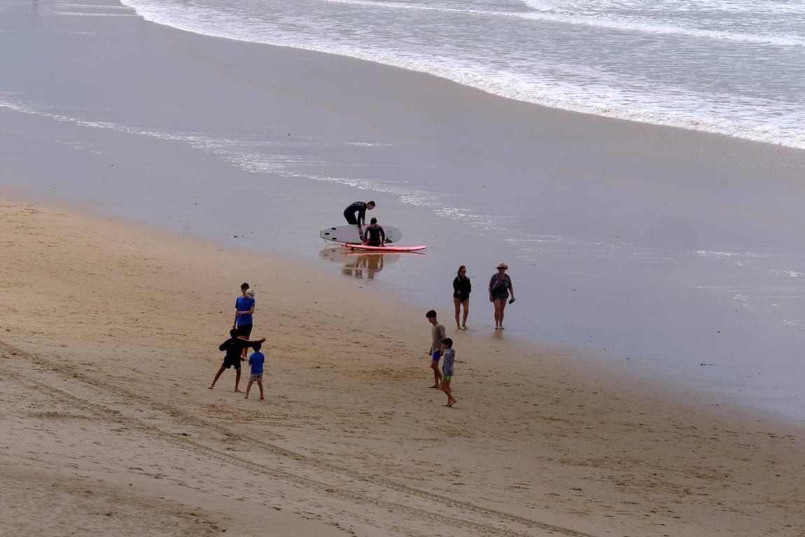 Fotos: Gran ambiente en las calles pero las playas se quedan a medio gas en el festivo del 2 de mayo en Cádiz