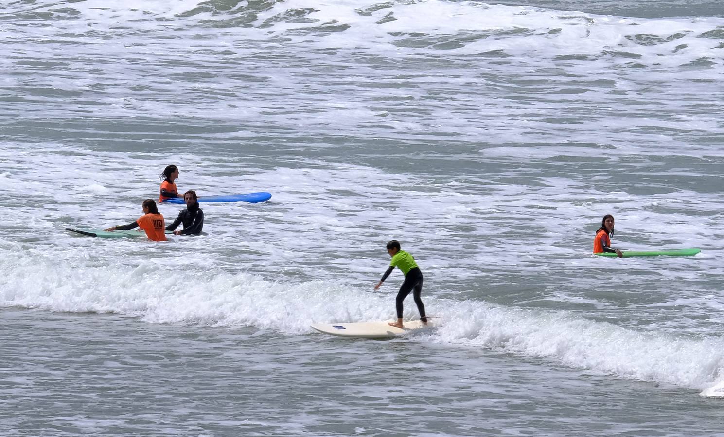 Fotos: Gran ambiente en las calles pero las playas se quedan a medio gas en el festivo del 2 de mayo en Cádiz