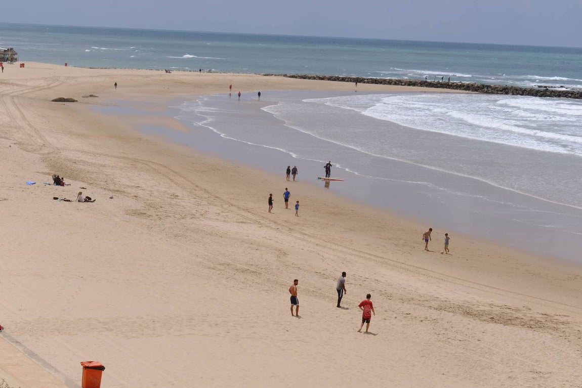 Fotos: Gran ambiente en las calles pero las playas se quedan a medio gas en el festivo del 2 de mayo en Cádiz
