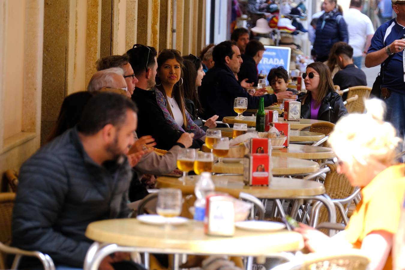 Fotos: Gran ambiente en las calles pero las playas se quedan a medio gas en el festivo del 2 de mayo en Cádiz