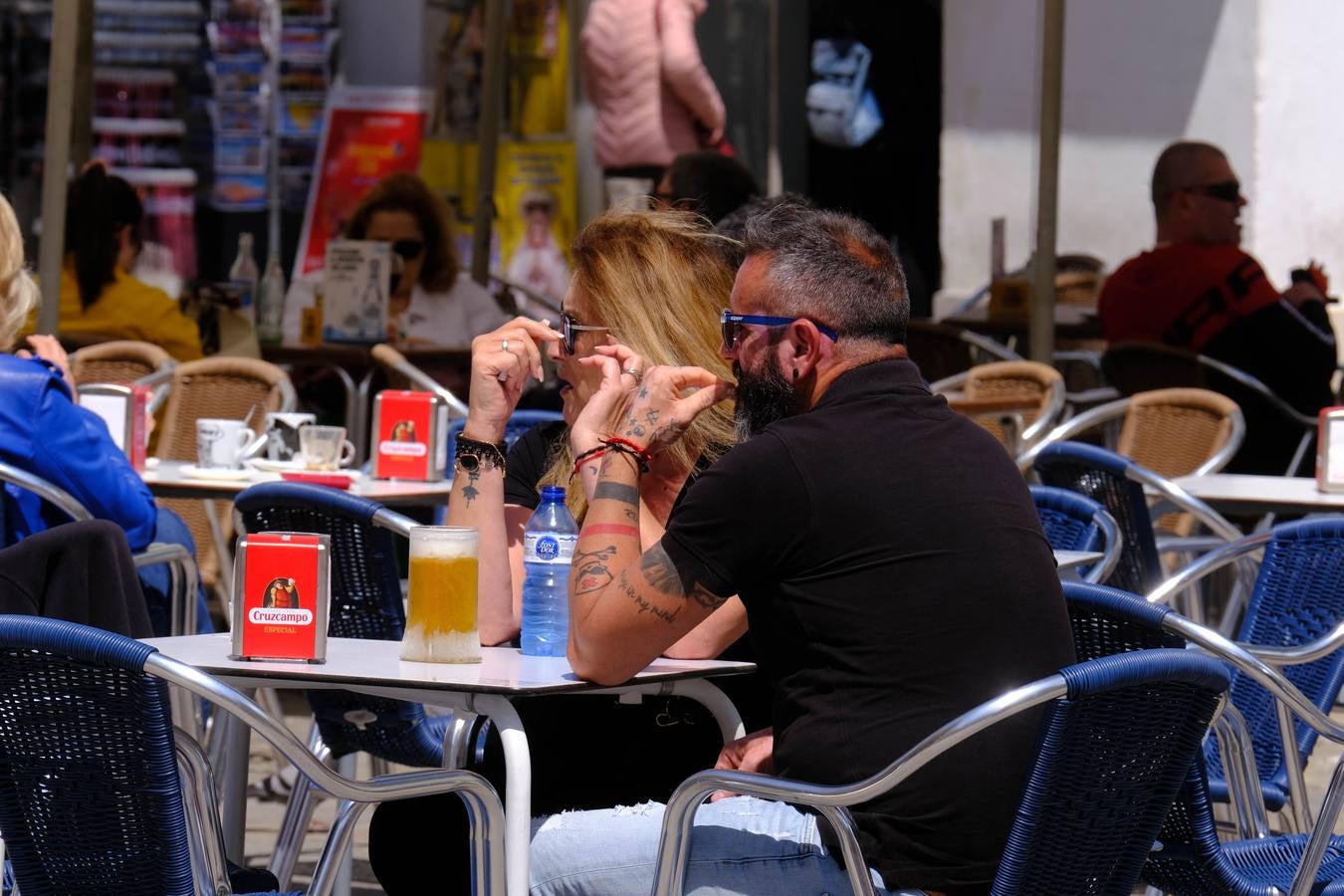 Fotos: Gran ambiente en las calles pero las playas se quedan a medio gas en el festivo del 2 de mayo en Cádiz