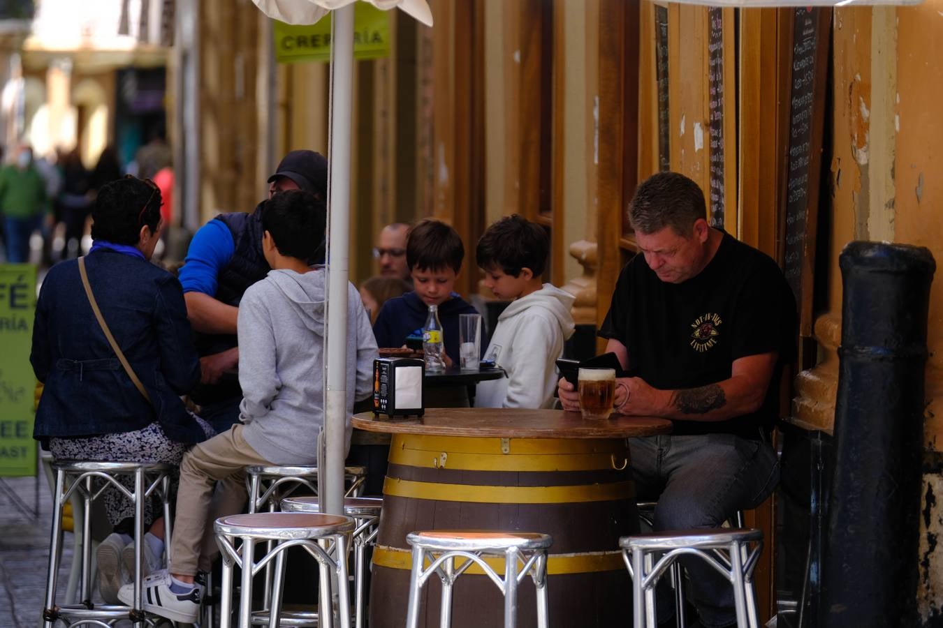 Fotos: Gran ambiente en las calles pero las playas se quedan a medio gas en el festivo del 2 de mayo en Cádiz