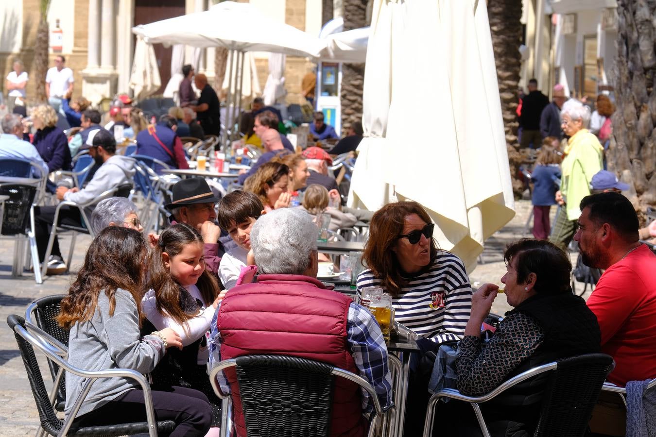 Fotos: Gran ambiente en las calles pero las playas se quedan a medio gas en el festivo del 2 de mayo en Cádiz