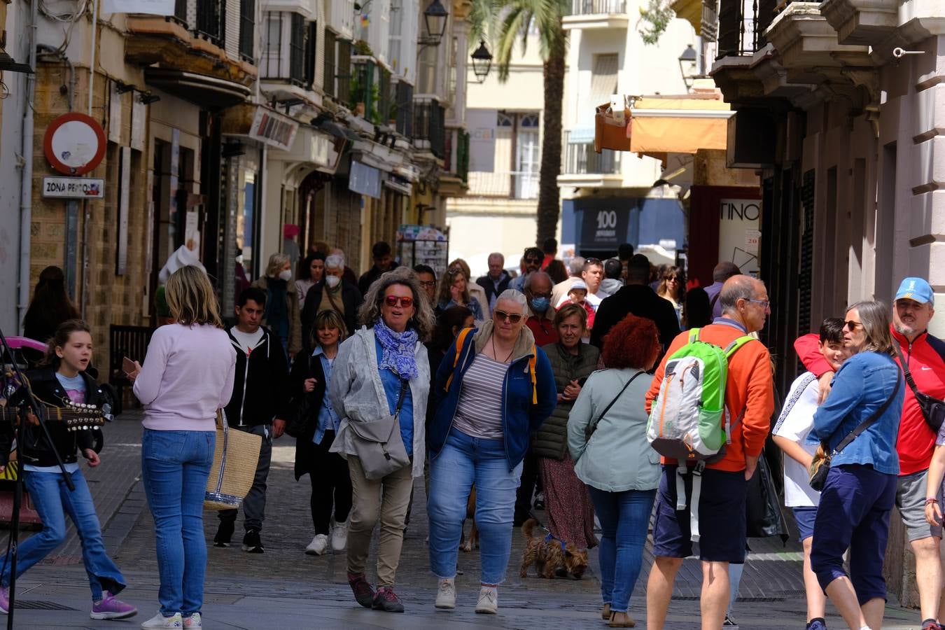 Fotos: Gran ambiente en las calles pero las playas se quedan a medio gas en el festivo del 2 de mayo en Cádiz