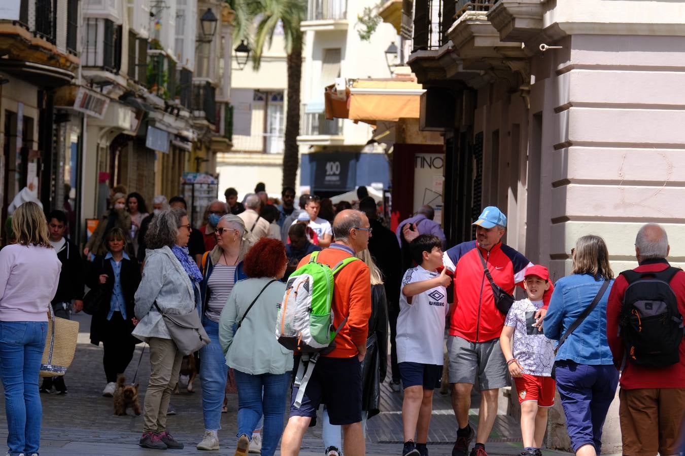 Fotos: Gran ambiente en las calles pero las playas se quedan a medio gas en el festivo del 2 de mayo en Cádiz